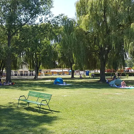 Balaton Panzio לינה וארוחת בוקר